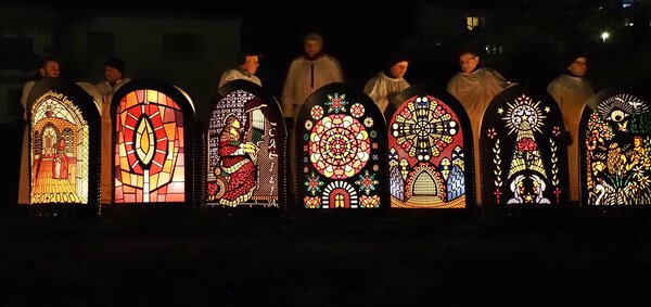 Kunstvoll gestaltete Iffelen im Einsatz beim Nikolauseinzug. 