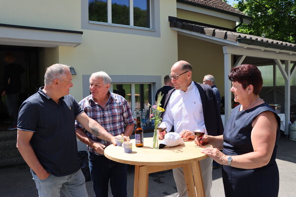 Edi Wigger, zweiter von rechts, genoss ein Glas Wein im Kreise einiger Kirchenräte, die ihn mit einem Geschenk für seine grossen Verdienste als Synodalverwalter der Landeskirche beehrten.
