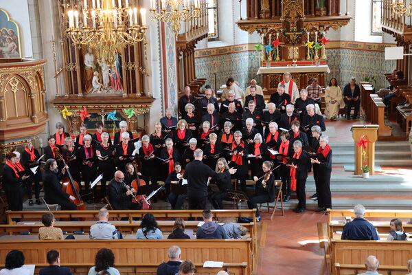 Die drei Kirchenchöre des Pastoralraumes sangen die Heiliggeistmesse von P. Kolencherry und T. Friedrich.