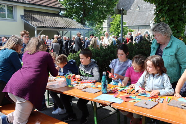 Eifrig bastelten die Kinder farbige Windräder passend zum Thema ‘Gottes Geist bewegt’.