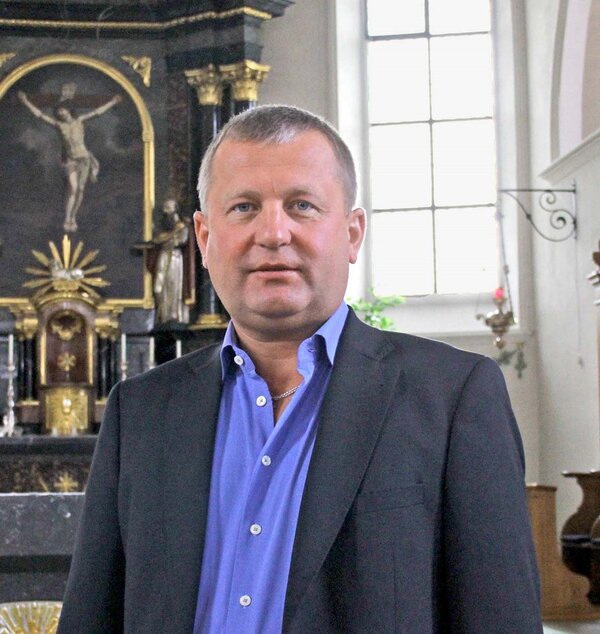 Den Firmgottesdienst steht Domherr Rafal Lupa vor