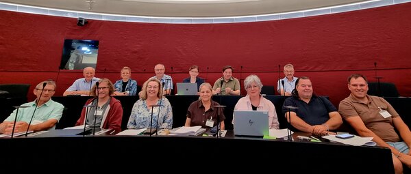 Das Bild zeigt die Synodalen unserer Fraktion (eine Person fehlt) während der Session vom 17. Juni 2026 im Kantonsratssaal in Luzern. Bild: Monika Koller