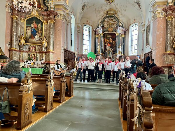 Der Brändichor gestaltet den Gottesdienst musikalisch mit. 